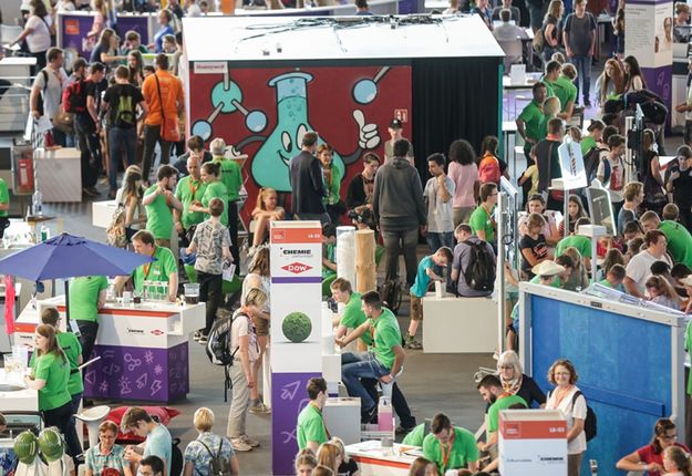 Viele Menschen vor dem Messestand von Chemie verbindet! auf IdeenExpo